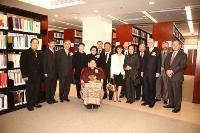 Dr. & Mrs. Lee, their family members and members of the University took a picture at the Lee Quo Wei Law Library.